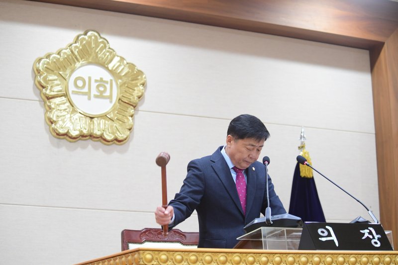 [양주=뉴시스] 윤창철 의장이 11일 제376회 임시회 제2차 본회의를 주재하고 있다. (사진=양주시의회 제공) 2025.04.11 photo@newsis.com