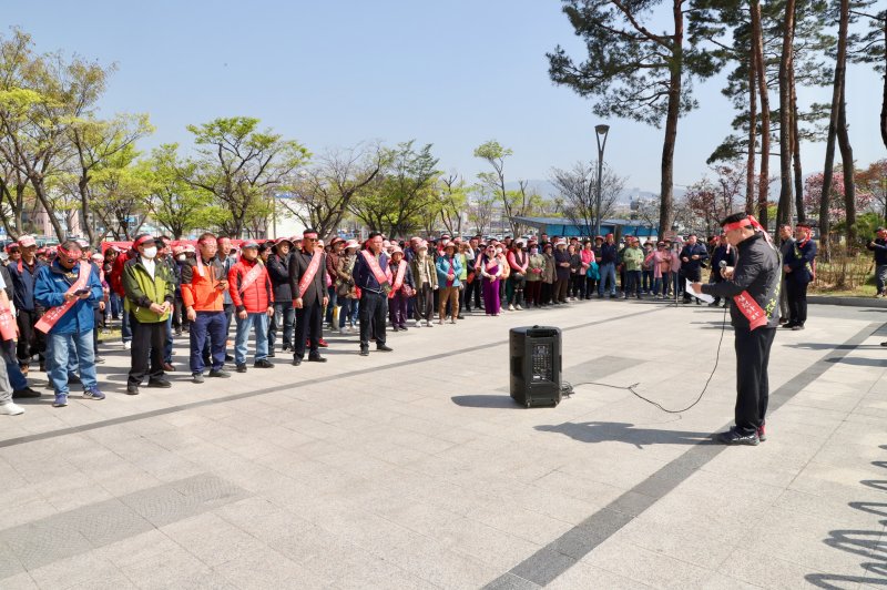 [여주=뉴시스] 11일 국가철도공단에서 강천역 신설을 촉구하는 집회가 열렸다.(사진=강천역추진위원회) 2025.04.11. photo@newsis.com