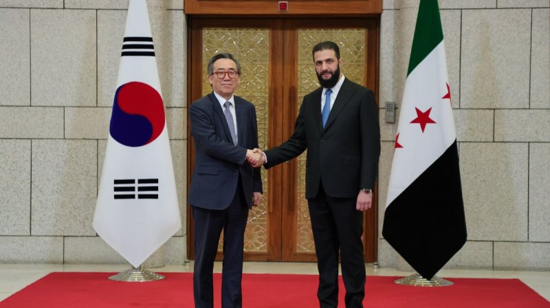 조태열 한국 외교장관과 아메드 알샤라 시리아 임시대통령 (출처=연합뉴스)