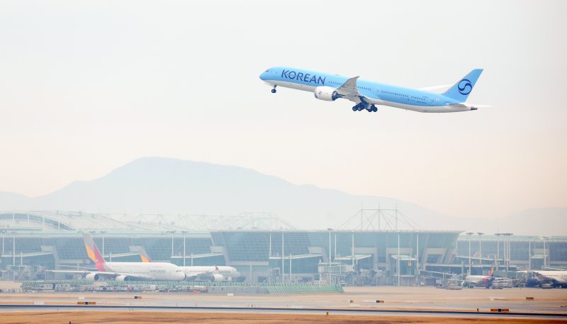 [인천공항=뉴시스] 김선웅 기자 = 대한항공 여객기가 지난달 12일 인천국제공항에서 이륙하고 있다. 2025.03.12. mangusta@newsis.com