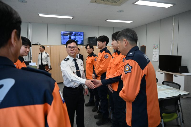 [산청=뉴시스] 이경남 산청소방서는 이동원 제22대 경남소방본부장이 지역현안 청취 및 직원 격려를 위해 산청소방서를 방문했다고 11일 밝혔다. (사진=산청소방서 제공) 2025.04.11. photo@newsis.com *재판매 및 DB 금지