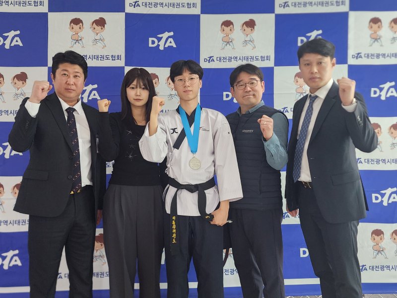 [대전=뉴시스] 우송정보대 이지훈씨 은메달 수상 기념촬영. (사진=우송정보대 제공) *재판매 및 DB 금지