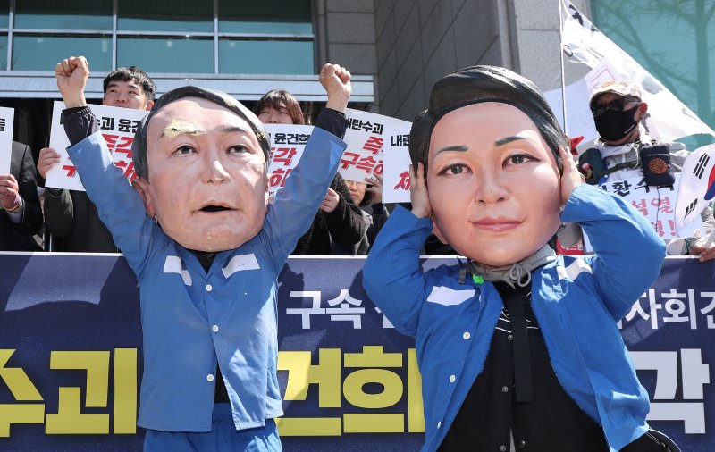 촛불행동 회원들이 11일 서울 용산구 한남동 대통령 관저 앞에서 열린 윤건희 구속 선봉대 발족 기자회견에서 윤석열 전 대통령과 김건희 여사의 모형탈을 쓰고 체포 상징의식을 하고 있다. 2025.4.11/뉴스1 ⓒ News1 김성진 기자