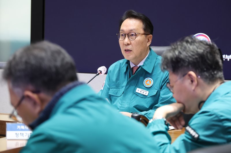 [서울=뉴시스] 김명원 기자 = 박민수 중앙재난안전대책본부 제1총괄조정관(보건복지부 제2차관)이 3일 오전 서울 종로구 정부서울청사 중앙재난안전상황실 서울상황센터에서 열린 의사 집단행동 중앙재난안전대책본부(중대본) 회의에 참석해 발언하고 있다. 2025.04.03. kmx1105@newsis.com