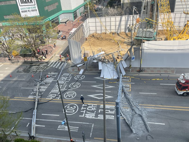 11일 오후 서울 영등포구 영등포동의 한 공사현장에서 전신주가 도로 방면으로 쓰러져 있다. 2025.4.11/뉴스1 ⓒ News1 정윤미 기자