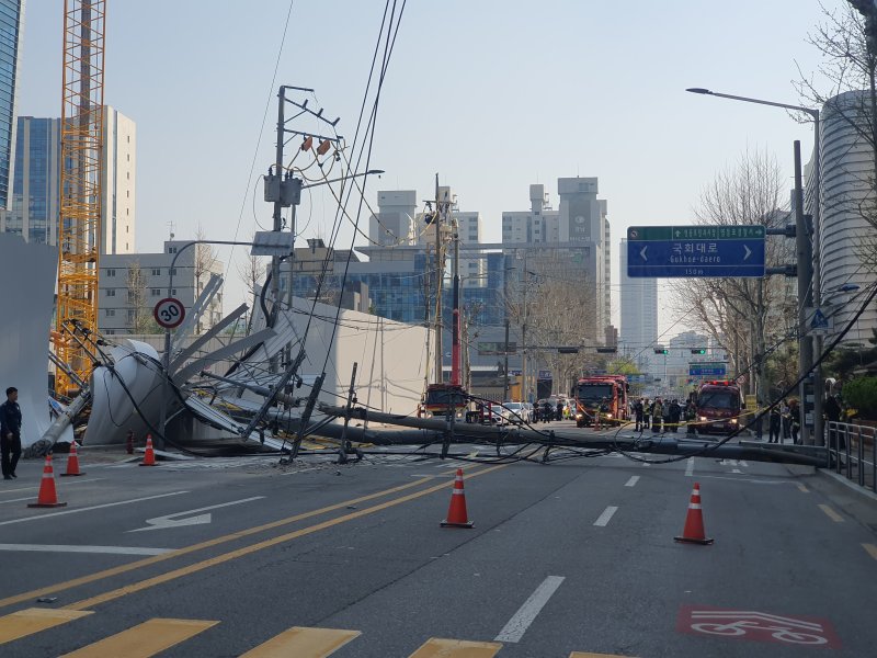 11일 오후 2시 51분쯤 서울 영등포구 영등포동 신축공사장에서 크레인에 달려있던 자재가 쓰려지며 인근 전신주까지 쓰러지는 사고가 발생했다.2025.4.11/뉴스1 정윤미 기자