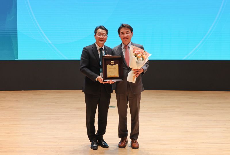김진태 강원도지사, 지방자치 복지대상 광역자치단체 부분 대상 수상