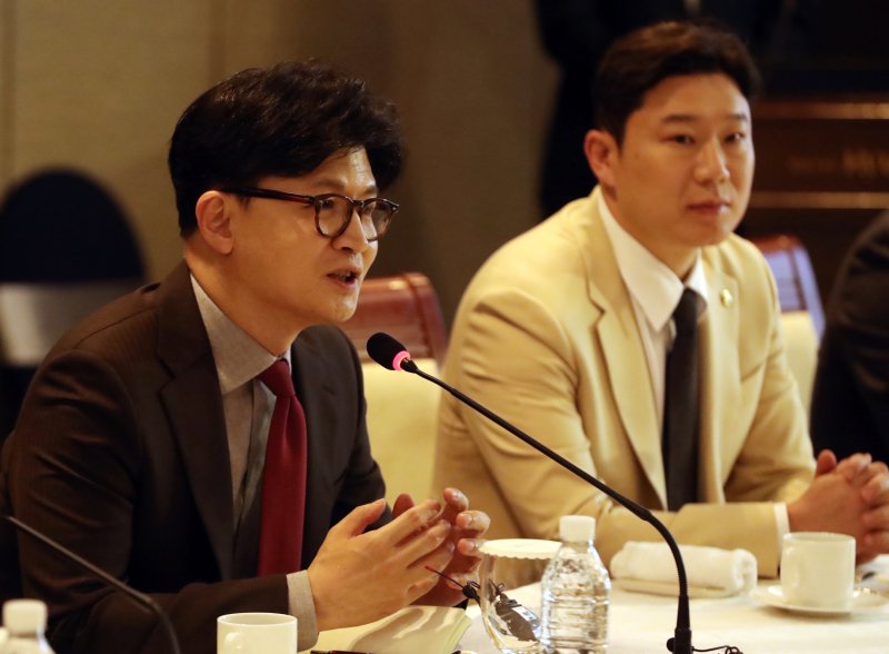 한동훈 국민의힘 전 대표가 11일 울산시 동구 호텔현대에서 열린 HD현대중공업·협력사 간담회에 참석해 인사말을 하고 있다. 2025.4.11/뉴스1 ⓒ News1 조민주 기자