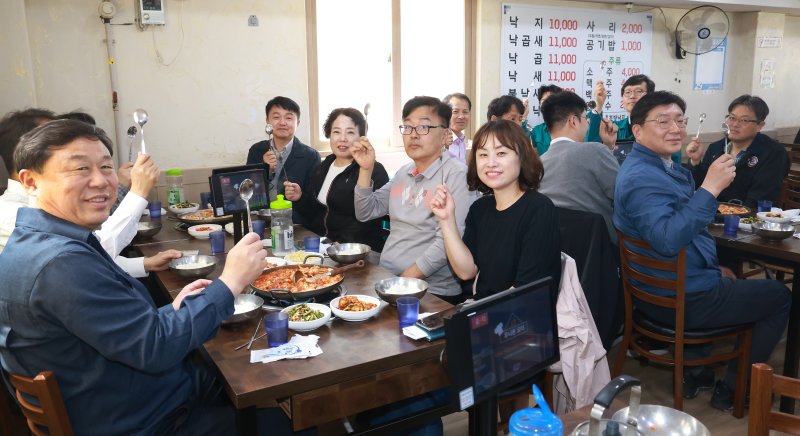 울산 동구청 직원들이 인근 음식점에서 점심식사를 하는 ‘지역 음식점 이용의 날’에 참여하고 있다.(울산 동구 제공.재판매 및 DB 금지) /뉴스1