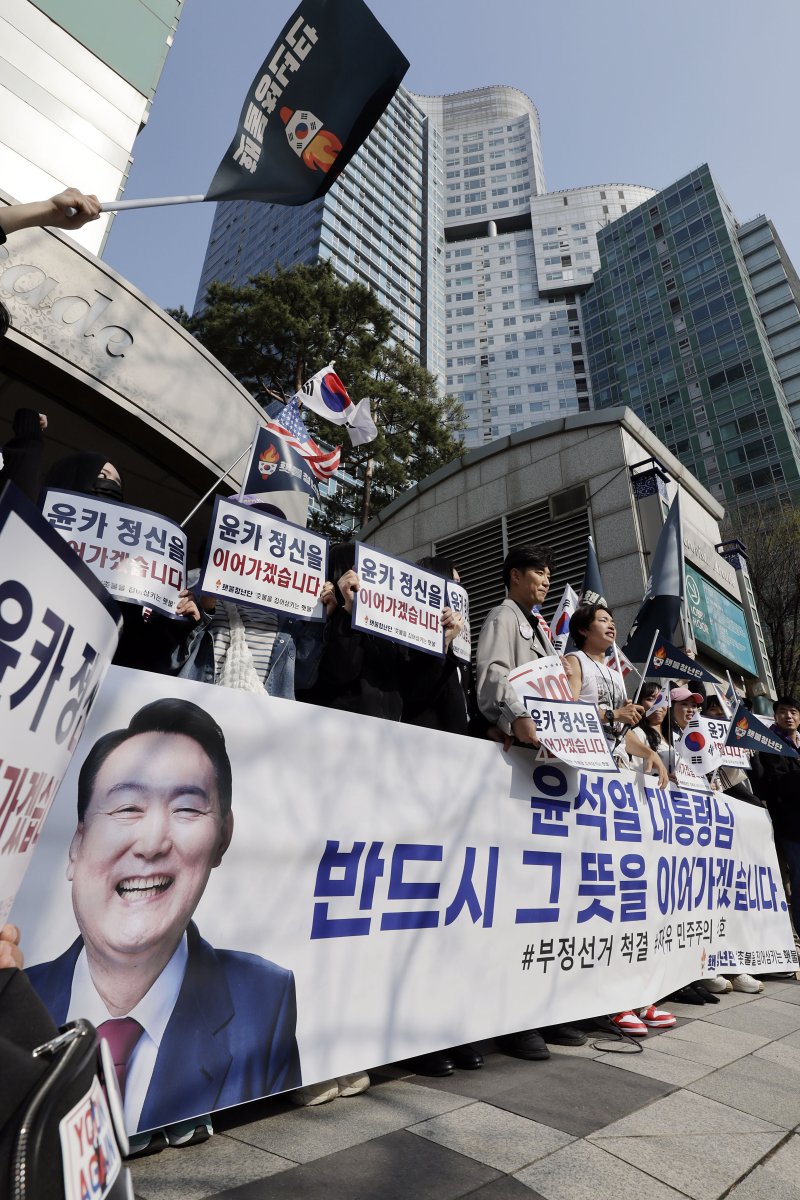 [서울=뉴시스] 최동준 기자 = 횃불청년단이 11일 서울 서초동 윤석열 전 대통령 사저 앞에서 윤 전 대통령 지지 집회를 하고 있다. 2025.04.11. photocdj@newsis.com