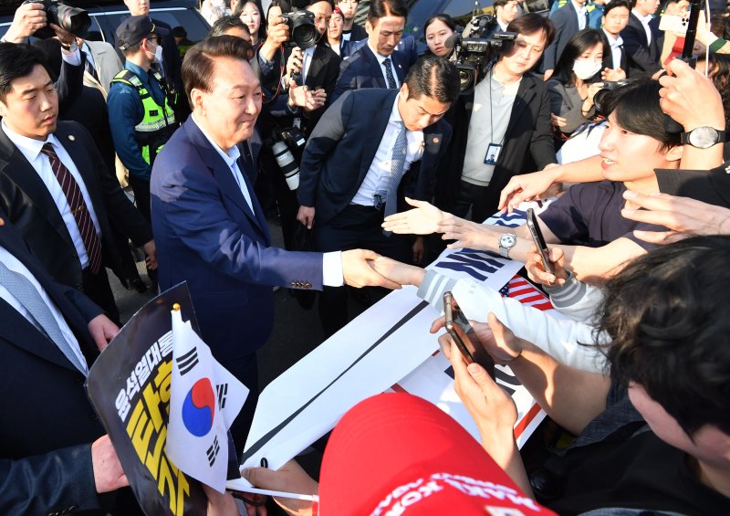 尹 관저 떠나던 날..지지자·직원들, 모두 울었다
