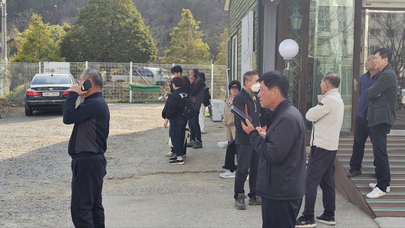 [광명=뉴시스]11일 광명시 일직동 신안산선 복선전철 제5-2공구 붕괴 현장 인근에 사는 주민들이 안전 지대로 대피한 가운데, 지인들의 전화를 안부 전화 등을 받고 있다.2011.04.11.sonanom@newsis.com