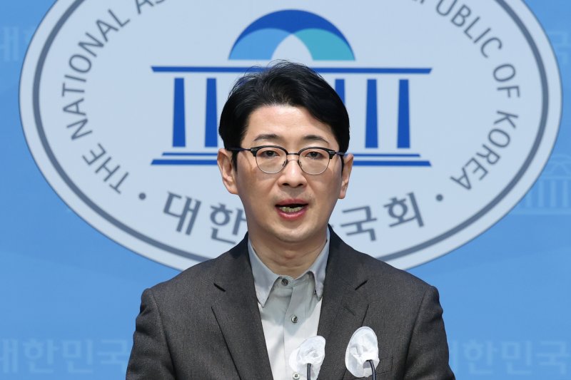 국민의힘 법률자문위원장인 주진우 의원이 16일 오후 서울 여의도 국회 소통관에서 더불어민주당 카톡 검열 고발 관련 기자회견을 열고 "민주당은 국민을 상대로 검열하고 협박하는 짓을 멈춰야 한다"고 말하고 있다. 2025.1.16/뉴스1 ⓒ News1 이광호 기자