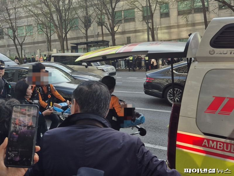 [현장]尹 사저 앞 몰려든 지지자들…"사기 탄핵, 윤 어게인" 연호