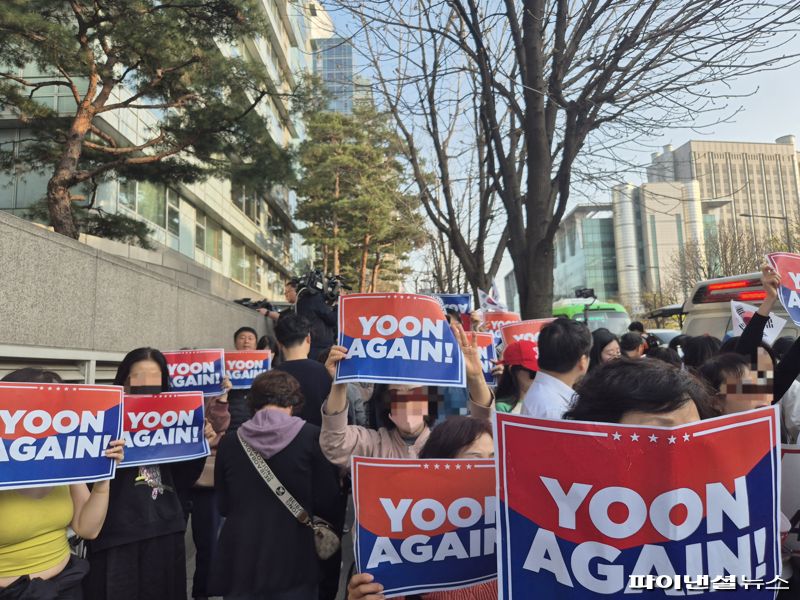 [현장]尹 사저 앞 몰려든 지지자들…"사기 탄핵, 윤 어게인" 연호