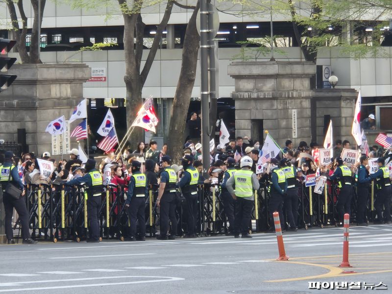 [현장]尹 사저 앞 몰려든 지지자들…"사기 탄핵, 윤 어게인" 연호