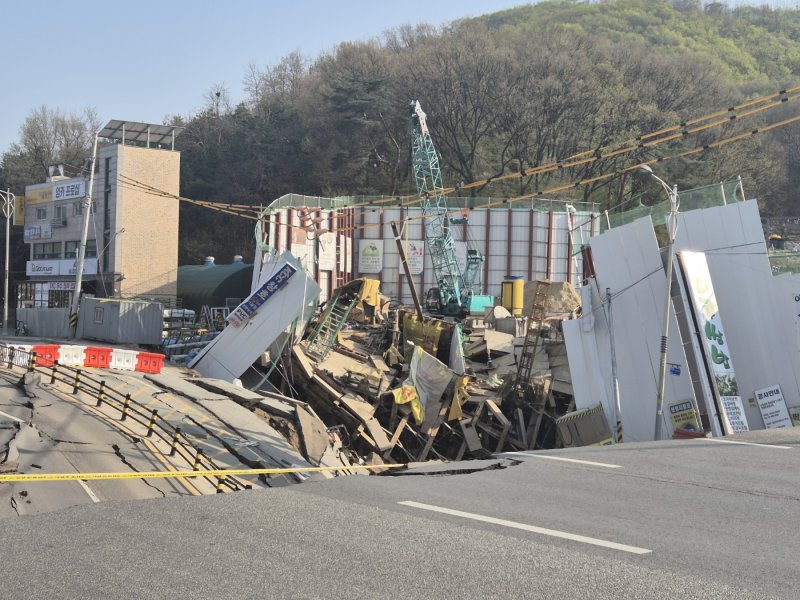 [광명=뉴시스] 11일 오후 3시17분 경기 광명시 일직동 신안산선 복선전철 5-2 공사 2공구 현장에서 붕괴 사고가 발생했다. (사진=경기도소방재난본부 제공) 2025.4.11. photo@newsis.com *재판매 및 DB 금지