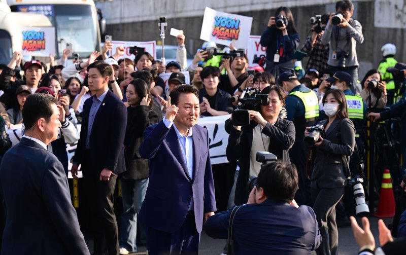 '자유 위한 노력' 다짐한 尹, 청년들과 포옹하며 관저 떠나