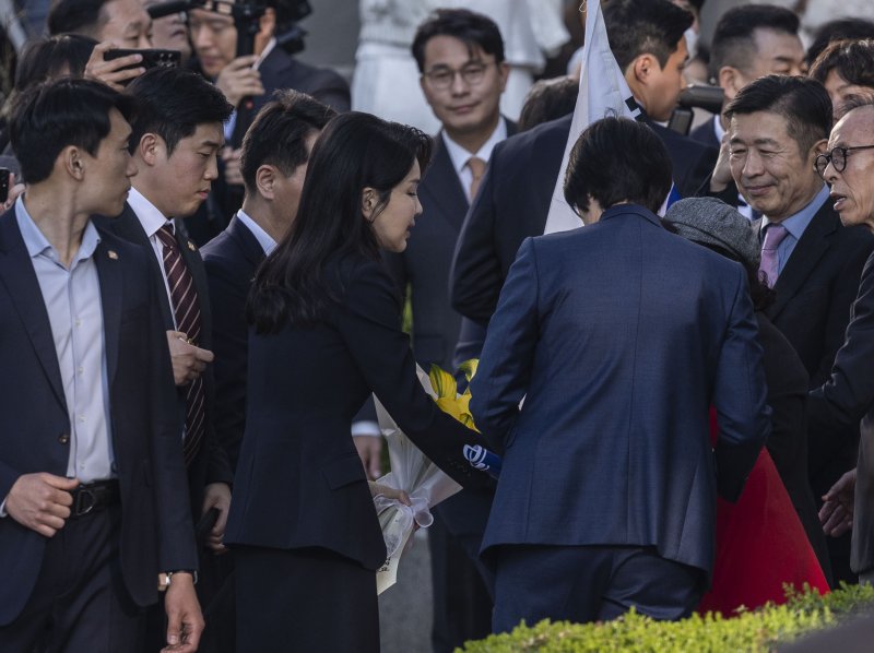 '자유 위한 노력' 다짐한 尹, 청년들과 포옹하며 관저 떠나