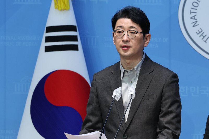 [서울=뉴시스] 권창회 기자 = 주진우 국민의힘 의원이 16일 오후 서울 여의도 국회 소통관에서 열린 더불어민주당 카톡 검열 고발 관련 기자회견에서 발언하고 있다. 2025.01.16. kch0523@newsis.com