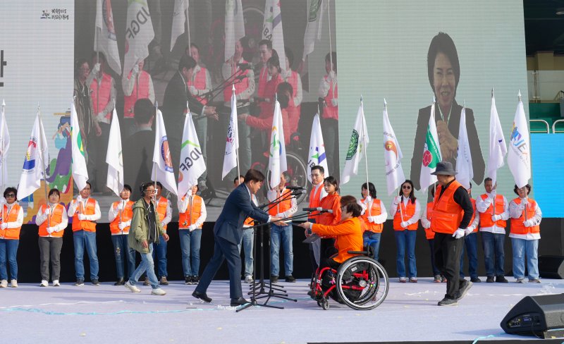 [제주=뉴시스] 제1회 제주특별자치도 장애인체육대회 개회식이 11일 오후 제주시 한림체육관에서 열리고 있다. 올해 처음으로 개최되는‘제1회 제주도 장애인체육대회는 오는 13일까지 제주시 일원 18개 경기장에서 펼쳐진다. (사진=제주도 제공) 2025.04.11. photo@newsis.com *재판매 및 DB 금지