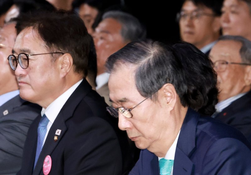 [서울=뉴시스] 최진석 기자 = 한덕수 대통령 권한대행 국무총리가 11일 서울 서대문구 국립대한민국임시정부기념관에서 열린 대한민국임시정부 수립 106주년 기념식에서 기념사를 위해 이동하고 있다. (대통령실통신사진기자단) 2025.04.11. myjs@newsis.com