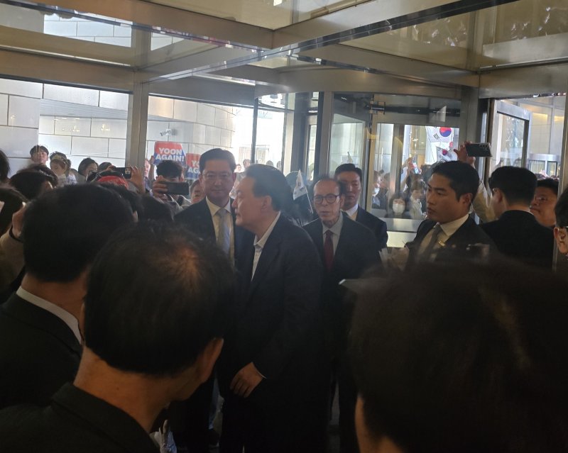 파면당한 윤석열 전 대통령이 11일 서울 용산구 한남동 관저를 떠나 서초동 사저인 아크로비스타로 복귀했다. 사저에 도착한 뒤 주민들과 인사를 나누는 윤 전 대통령 모습. (독자 제공)