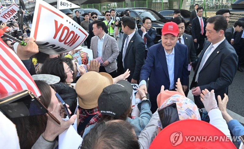 관저 앞 지지자들과 인사하는 윤 전 대통령 (출처=연합뉴스)