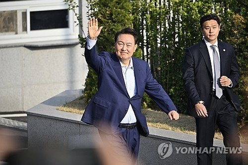 손 흔들며 관저 나서는 윤 전 대통령 (출처=연합뉴스)