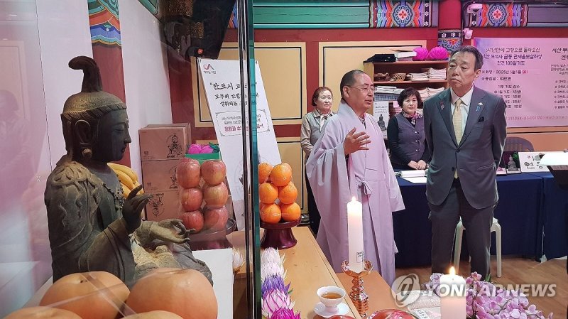 일본 돌아갈 고려 불상 살펴보는 주한 일본대사 (출처=연합뉴스)