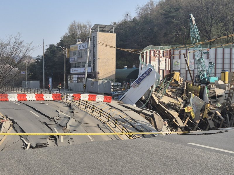 [광명=뉴시스] 11일 오후 3시17분 경기 광명시 일직동 신안산선 복선전철 5-2 공사 2공구 현장에서 붕괴 사고가 발생했다. (사진=경기도소방재난본부 제공) 2025.4.11. photo@newsis.com *재판매 및 DB 금지