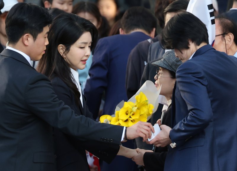 김건희 여사가 11일 서울 서초구 아크로비스타 사저로 향하며 꽃다발을 선물받고 있다. (공동취재) 2025.4.11/뉴스1 ⓒ News1 박세연 기자