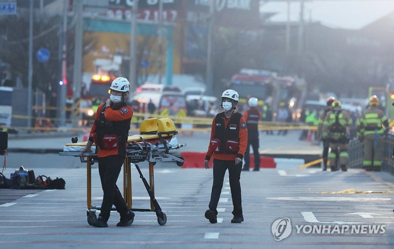 저녁까지 이어지는 구조작업 (출처=연합뉴스)