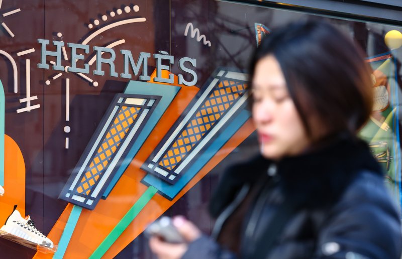 [서울=뉴시스] 황준선 기자 = 명품 브랜드 에르메스(Hermes)가 오는 3일부터 가방, 의류, 장신구 등의 제품 가격을 평균 10% 이상 인상할 것으로 알려졌다. 루이비통, 샤넬, 구찌, 프라다 등 주요 명품 브랜드들도 연초 주요 품목 가격을 인상할 전망이다. 사진은 2일 오전 서울 시내 한 에르메스 매장 모습. 2025.01.02. hwang@newsis.com