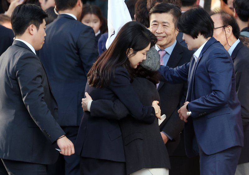 [서울=뉴시스] 최동준 기자 = 윤석열 전 대통령 부인 김건희 여사가 11일 서울 서초구 사저로 들어서며 마중 나온 관계자들과 포옹하고 있다. (공동취재) 2025.04.11. photo@newsis.com