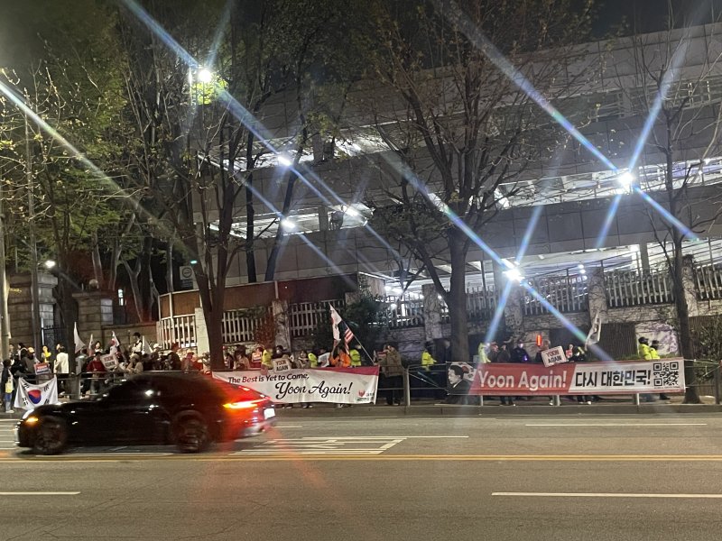 [서울=뉴시스] 최은수 기자=11일 오후 윤석열 전 대통령이 서울 서초구 서초동 사저에 복귀한 뒤 사저 건너 편 인도에 지지자들이 모여 윤 전 대통령을 응원하고 있는 모습. 2025.04.11