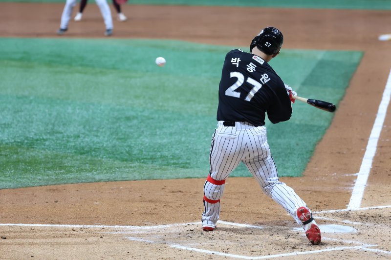 [서울=뉴시스] 프로야구 LG 트윈스 박동원이 지난 8일 서울 고척스카이돔에서 열린 2025 신한 쏠뱅크 KBO리그 키움 히어로즈와의 경기에서 안타를 치고 있다. (사진=LG 트윈스 제공) 2025.04.08. *재판매 및 DB 금지