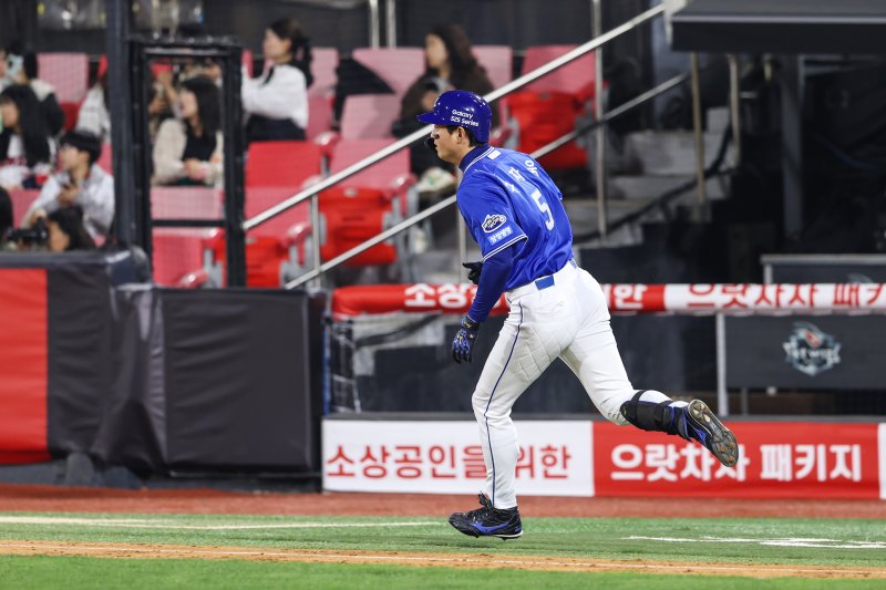 [서울=뉴시스] 프로야구 삼성 라이온즈 구자욱이 11일 수원KT위즈파크에서 열린 2025 신한 쏠뱅크 KBO리그 KT 위즈와의 경기 6회 솔로 홈런을 치고 있다. (사진=삼성 라이온즈 제공) 2025.04.11. *재판매 및 DB 금지