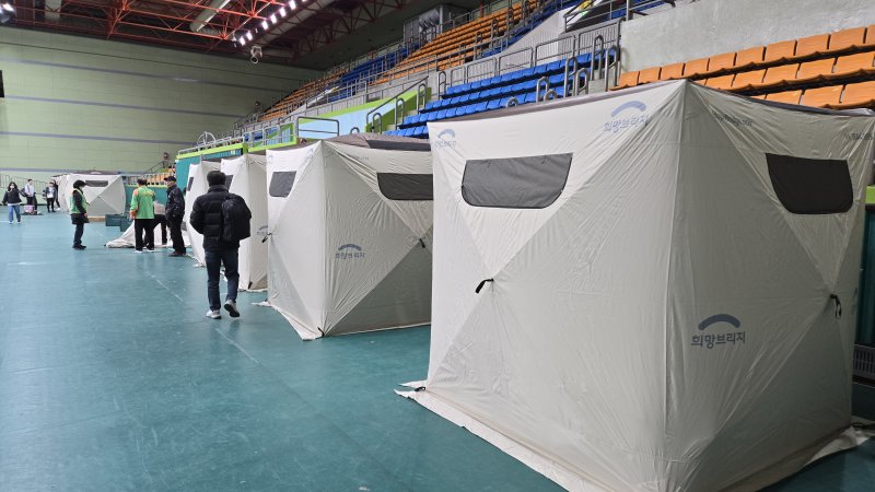 [광명=뉴시스]광명시 광명시민체육관에 광명시 일직동 신안산선 복선전철 5-2공구 붕괴사고로 인한 이재민을 위한 쉘터가 설치됐다. (사진=광명시 제공)2025.04.11.photo@newsis.com