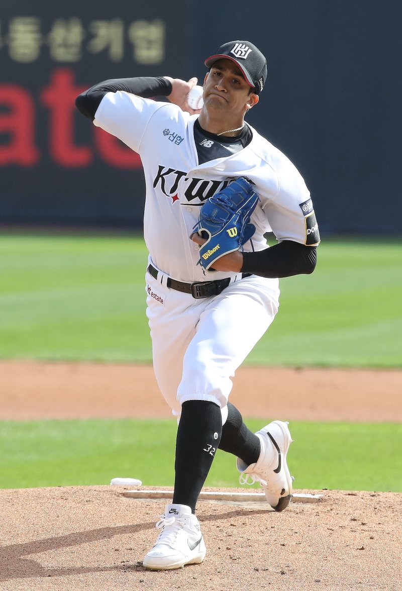 9일 오후 경기 수원시 장안구 KT 위즈파크에서 열린 프로야구 '2024 신한 SOL 뱅크 KBO 포스트시즌' 준플레이오프 4차전 LG 트윈스와 kt 위즈의 경기에서 kt 쿠에바스가 역투하고 있다. 2024.10.9/뉴스1 ⓒ News1 임세영 기자