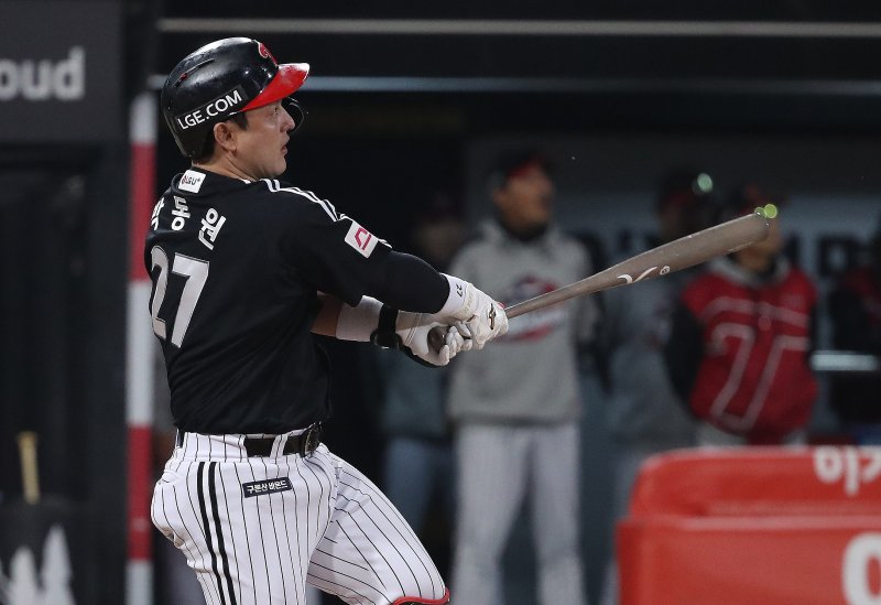 8일 오후 경기 수원시 장안구 KT 위즈파크에서 열린 프로야구 '2024 신한 SOL 뱅크 KBO 포스트시즌' 준플레이오프 3차전 LG 트윈스와 kt 위즈의 경기 2회초 1사 주자 없는 상황 LG 박동원이 kt 벤자민을 상대로 1점 홈런을 치고 있다. 2024.10.8/뉴스1 ⓒ News1 임세영 기자