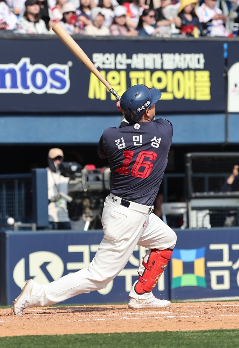 19일 오후 서울 송파구 잠실야구장에서 열린 프로야구 '2024 신한 SOL 뱅크 KBO리그' 롯데 자이언츠와 두산 베어스의 경기, 7회초 무사 2루 롯데 김민성이 동점 2점 홈런을 친 뒤 타구를 살피고 있다. 2024.5.19/뉴스1 ⓒ News1 박지혜 기자