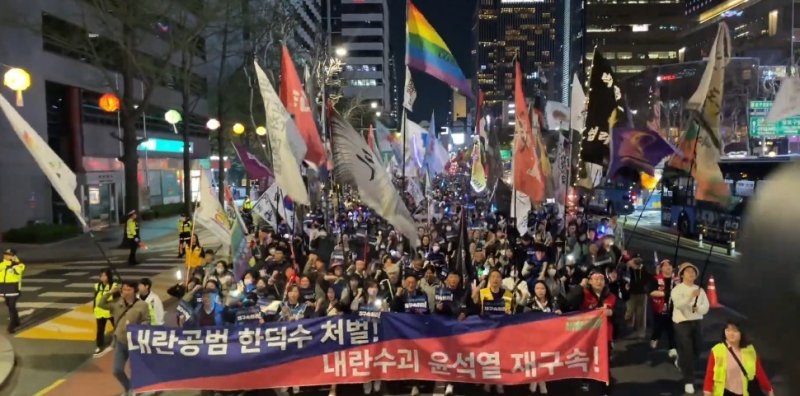 11일 광화문 일대에서 내란 종식을 촉구하는 비상행동의 행진 집회가 열리고 있다. 2025.04.11/(비상행동 제공)