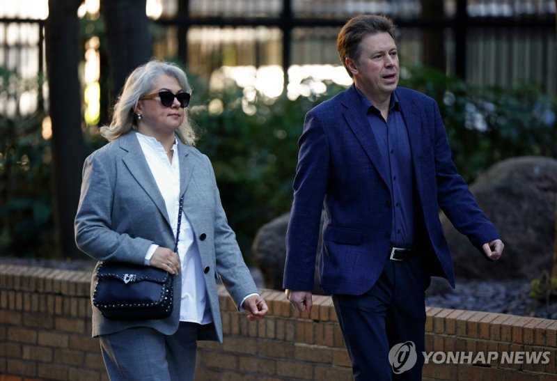 부인과 함께 법원에 출석하는 옵샨니코프 (출처=연합뉴스)