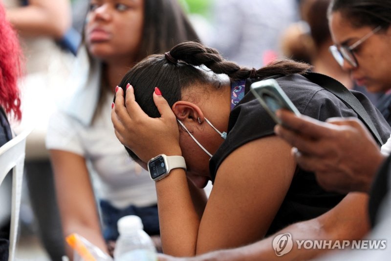 11일(현지시간) 슬픔에 잠긴 도미니카공화국 클럽 붕괴 사고 실종자 가족 (출처=연합뉴스)