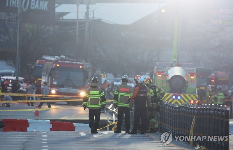 저녁까지 이어지는 구조작업 (출처=연합뉴스)