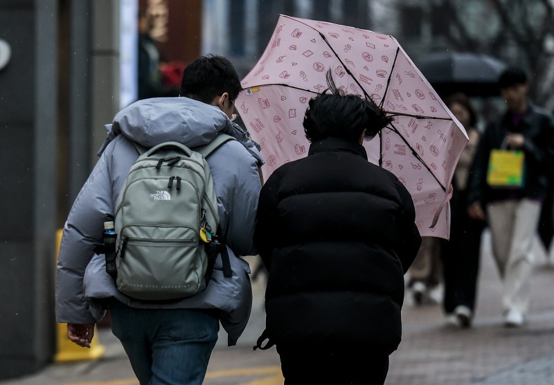 [서울=뉴시스] 정병혁 기자 = 2일 서울 중구 명동거리에서 시민들이 쓴 우산이 바람에 날리고 있다. 2025.03.02. jhope@newsis.com