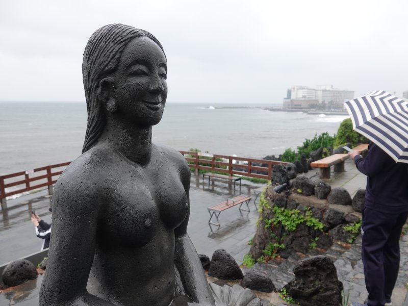 [제주=뉴시스] 제주시 용두암에서 우산을 쓴 관광객이 바다를 바라보고 있다. (사진=뉴시스 DB). photo@newsis.com