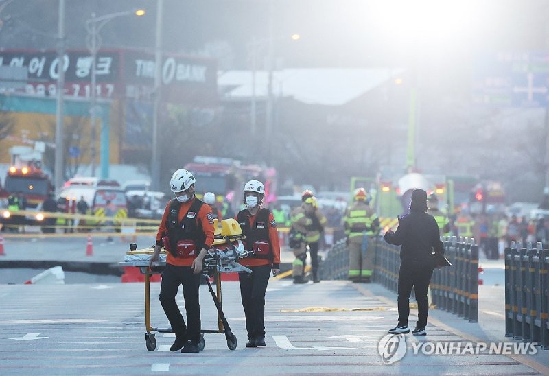 저녁까지 이어지는 구조작업 (출처=연합뉴스)