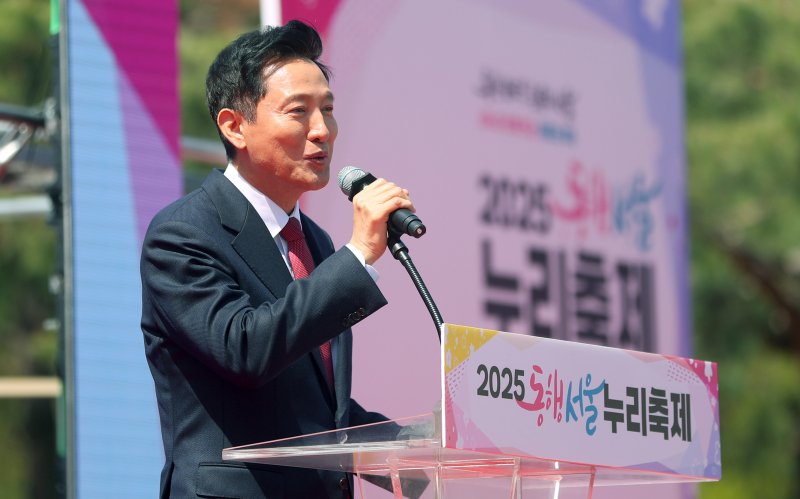 [서울=뉴시스] 김혜진 기자 = 오세훈 서울시장을 비롯한 참석자들이 11일 오전 서울 영등포구 여의도공원 문화의 마당에서 열린 '2025 동행서울 누리축제'에서 기념사를 하고 있다. 2025.04.11. jini@newsis.com